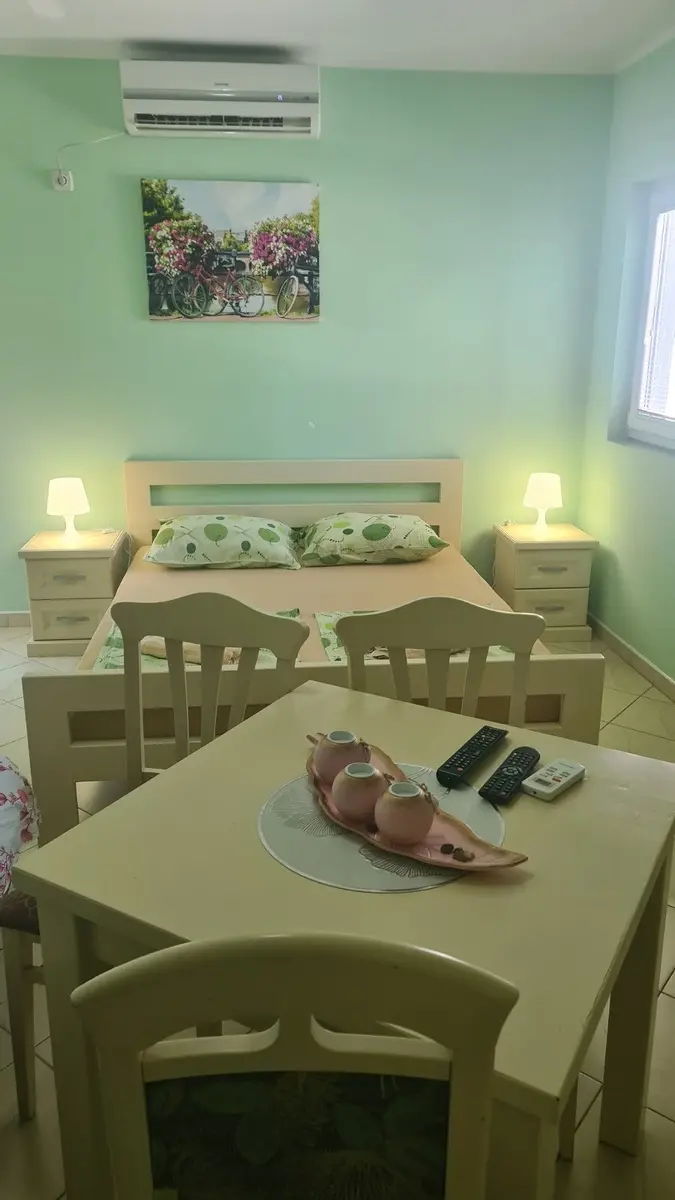 Mali studio apartmani