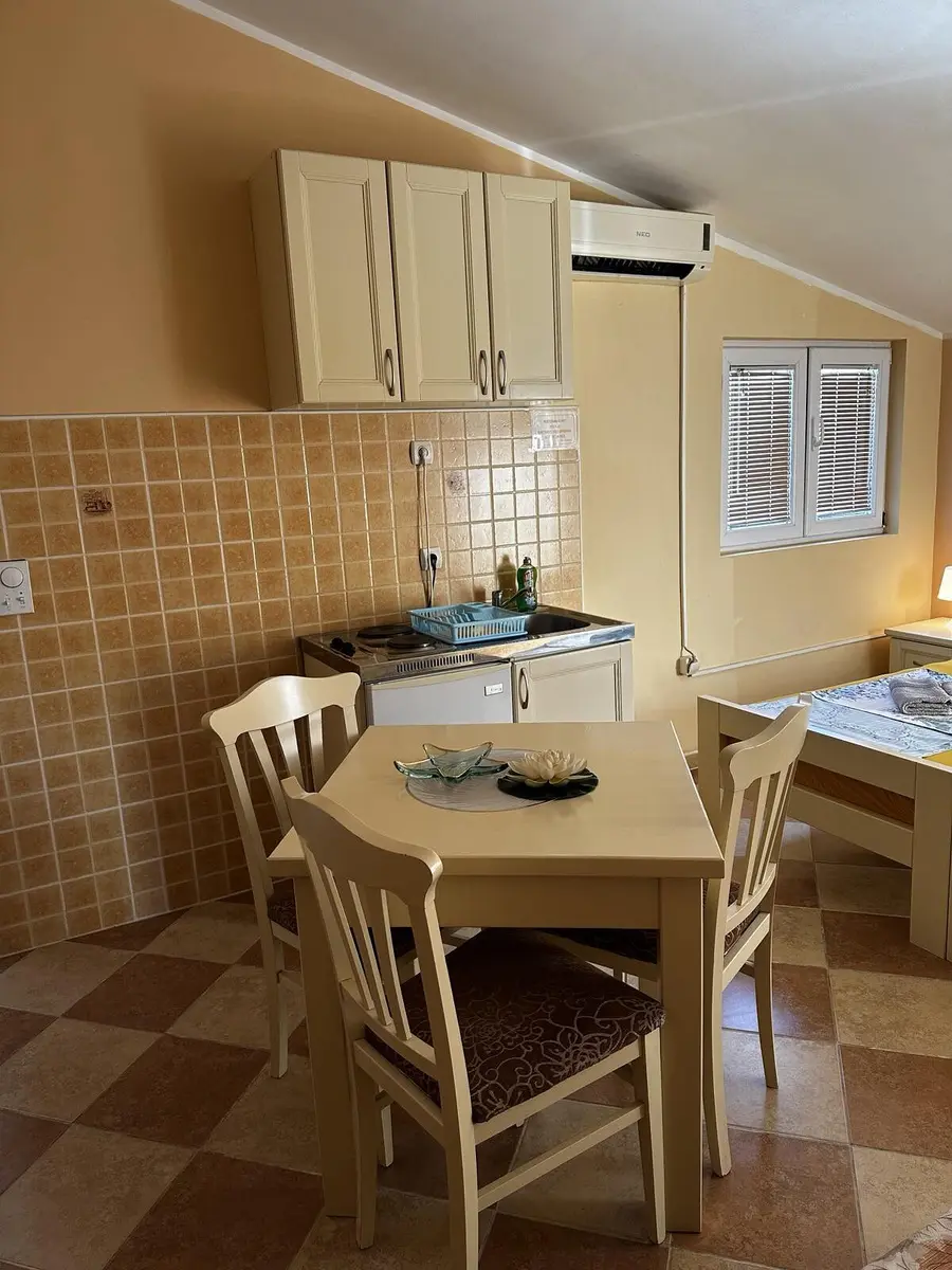 Mali studio apartmani